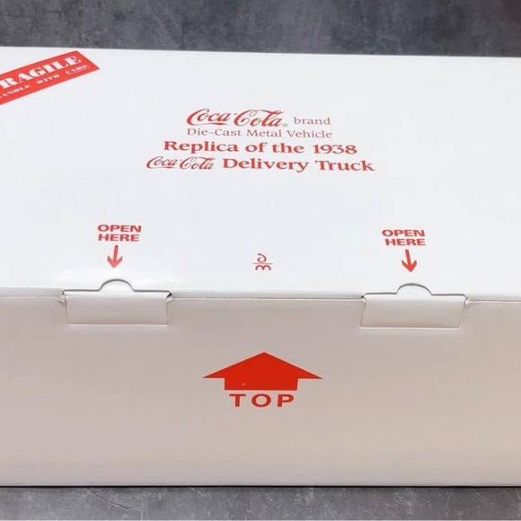 Rare collector's item Coca-Cola diecast metal vehicle replica of a 1938 Coke - Picture 4 of 13